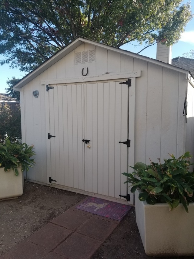 view of outbuilding