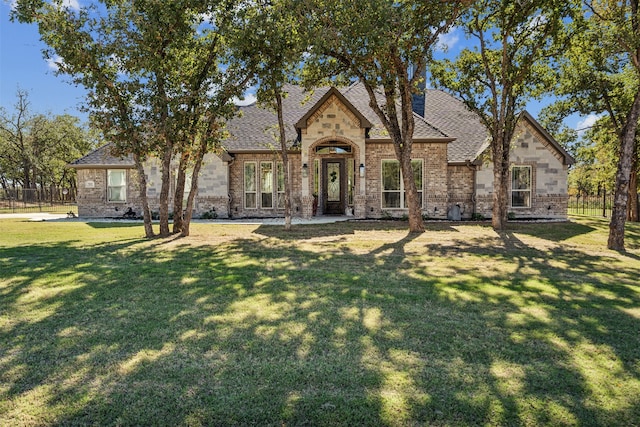 view of front facade featuring a front lawn