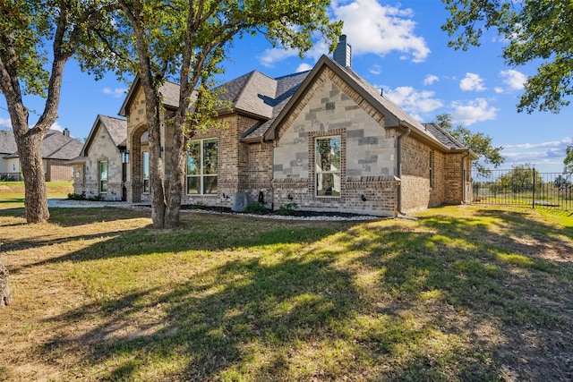 view of front of house featuring a front yard