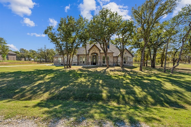 view of front of property featuring a front yard