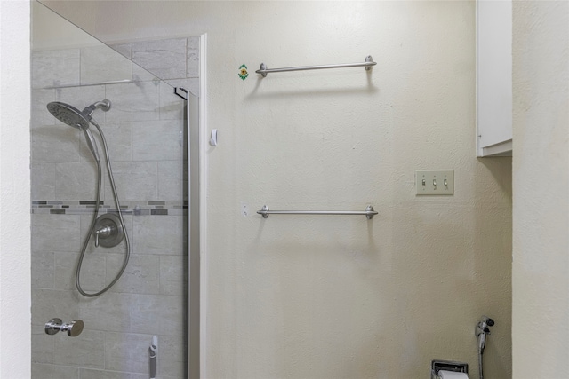 bathroom featuring a tile shower