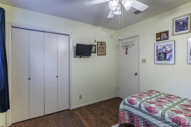 bedroom featuring a closet, ceiling fan, dark hardwood / wood-style flooring, and a textured ceiling