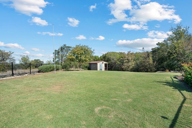 view of yard featuring a shed