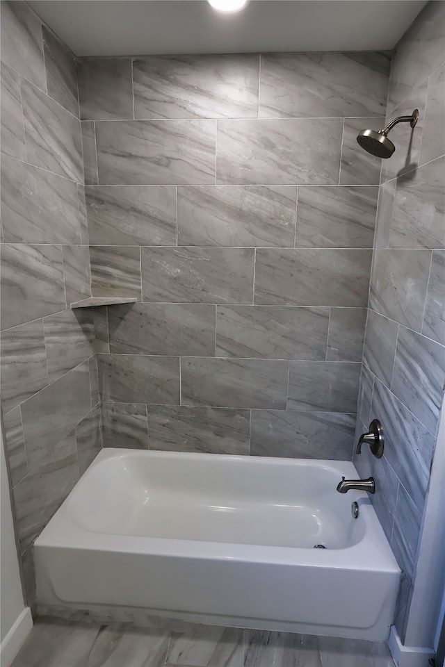 bathroom with tiled shower / bath combo