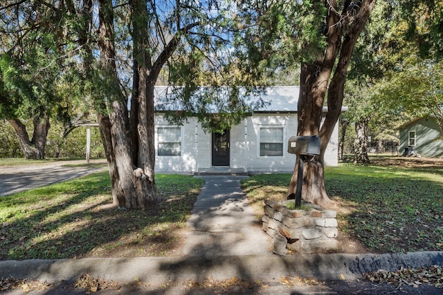 view of front of property featuring a front yard