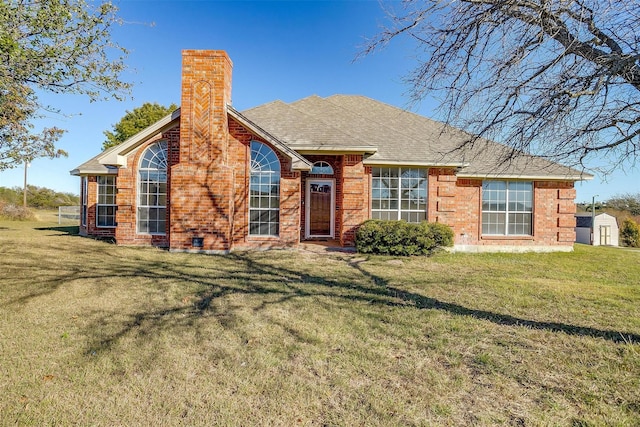 view of front of property featuring a front yard