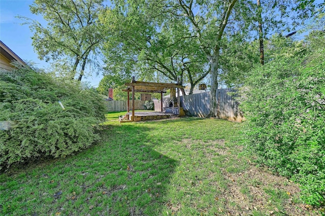 view of yard featuring a pergola