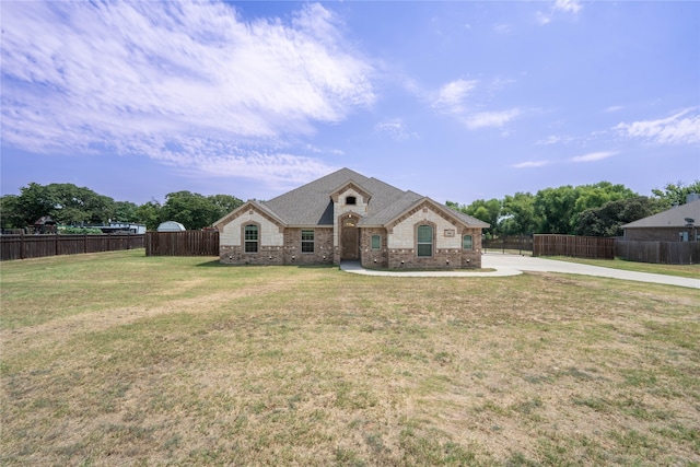 view of front of property featuring a front yard