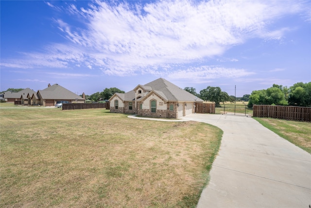 view of front of property featuring a front yard