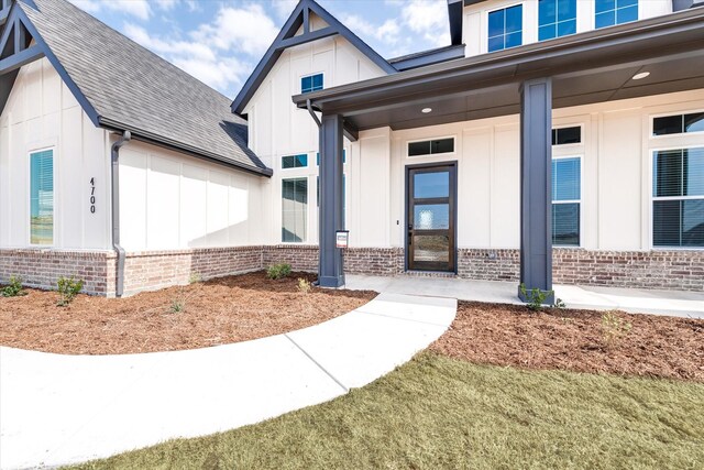 entrance to property featuring a yard