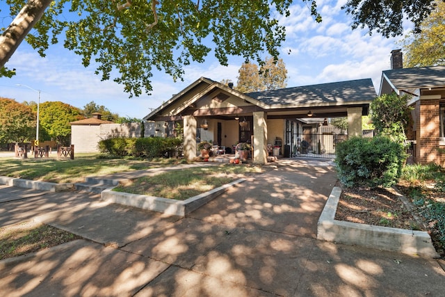 view of front of property with ceiling fan