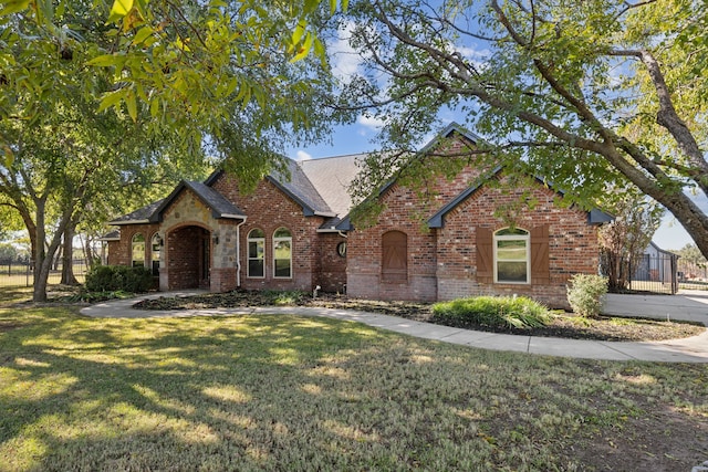 view of front of home featuring a front lawn