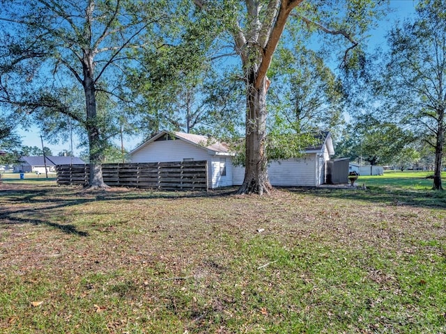 view of yard with a storage unit