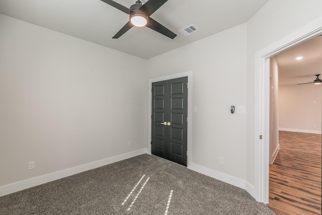 carpeted spare room featuring ceiling fan