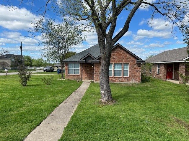 view of front facade featuring a front yard