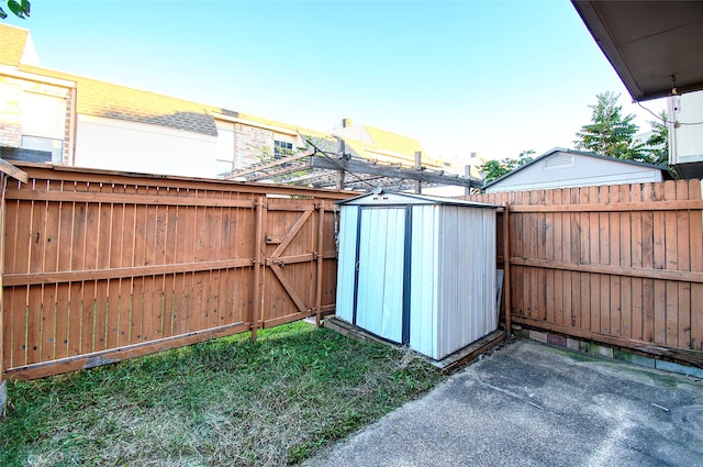 view of yard featuring a storage shed