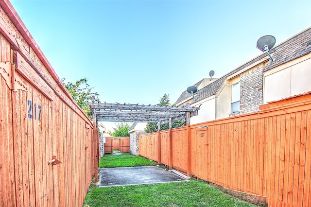 view of yard featuring a pergola