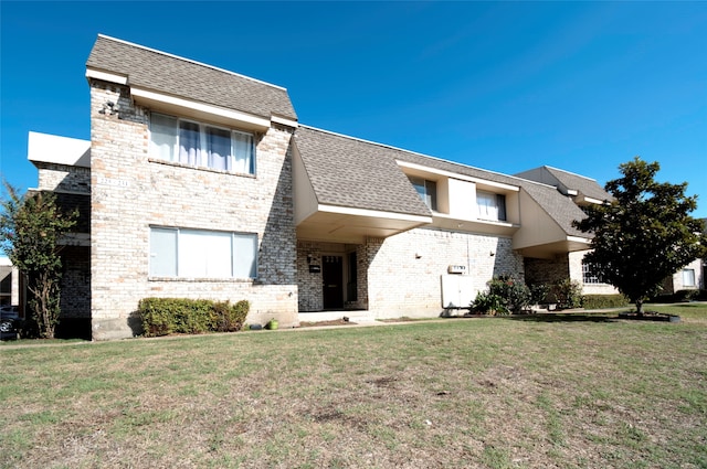 view of front of home featuring a front yard