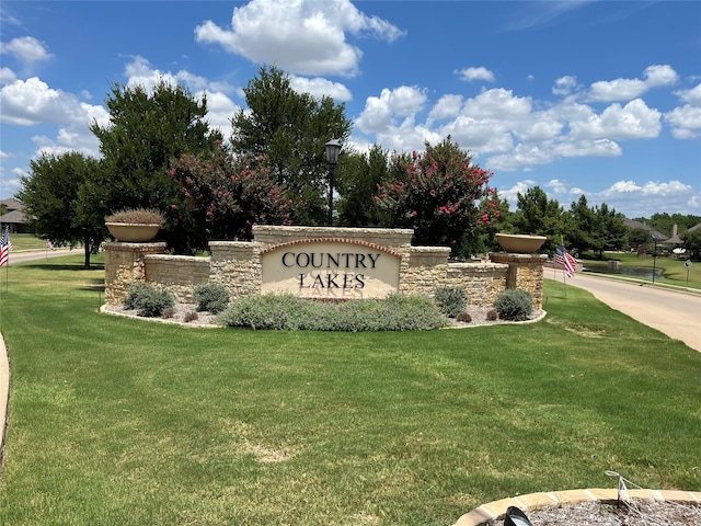 community sign with a lawn