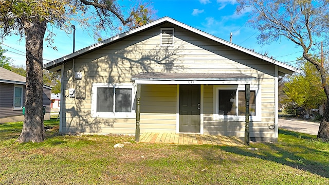 view of front of house with a front lawn