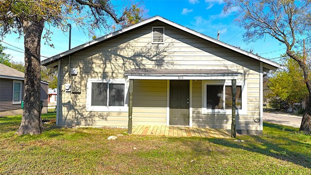 view of front of house with a front lawn