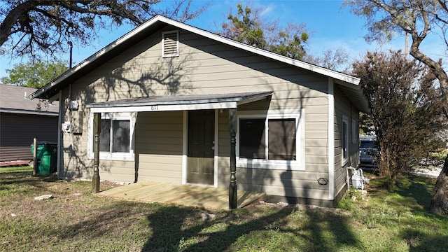 view of front facade featuring a front lawn