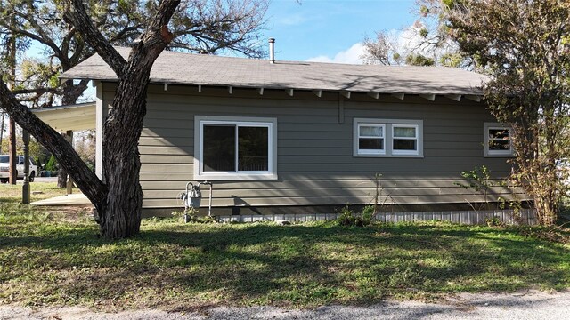 view of side of property featuring a lawn