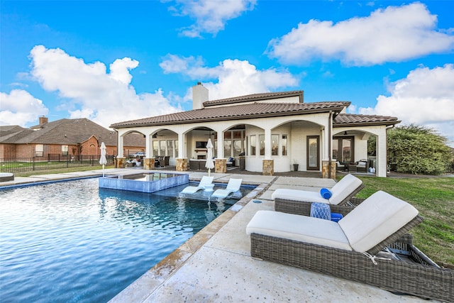 view of pool with outdoor lounge area, an in ground hot tub, a patio area, and ceiling fan