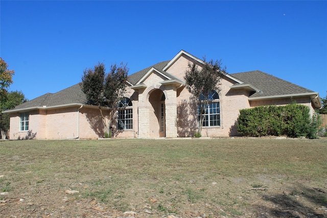 view of front facade with a front lawn