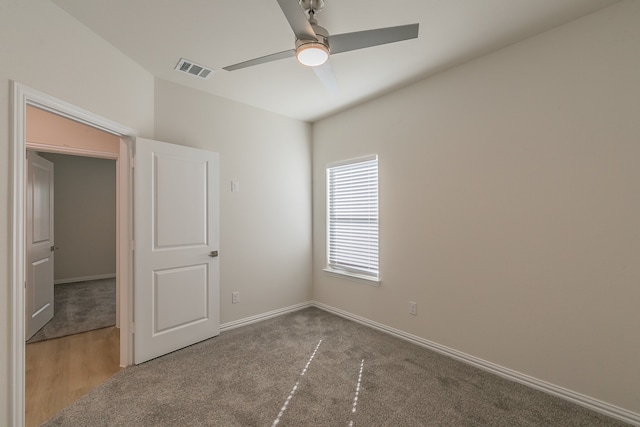 carpeted empty room featuring ceiling fan