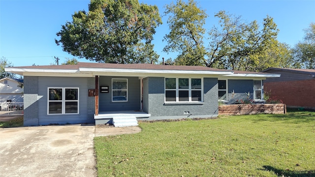 single story home featuring a porch and a front lawn