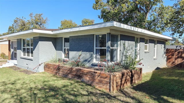 view of side of property featuring a lawn