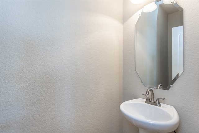 bathroom featuring sink