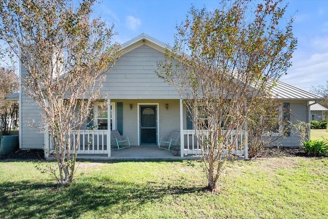 view of front of home featuring covered porch and a front lawn