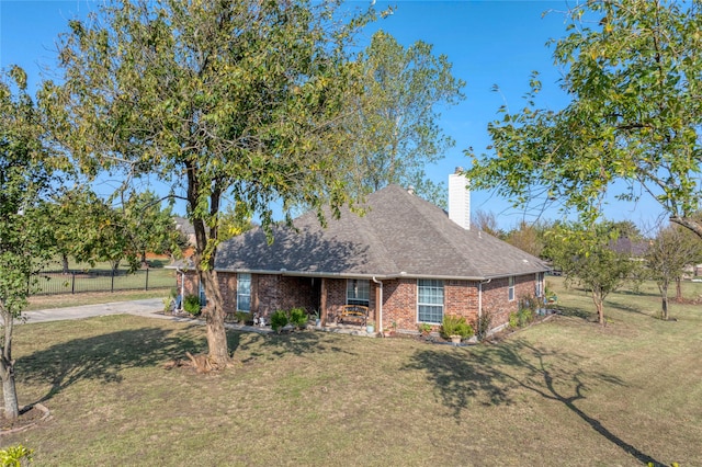 view of front of house featuring a front lawn