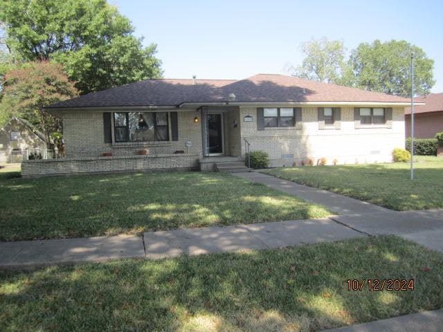 single story home with a front lawn