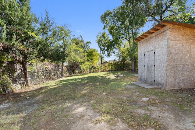 view of yard featuring a storage shed