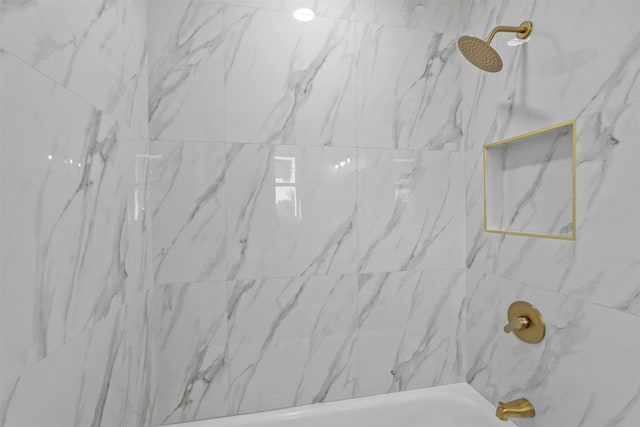 bathroom featuring tiled shower / bath combo