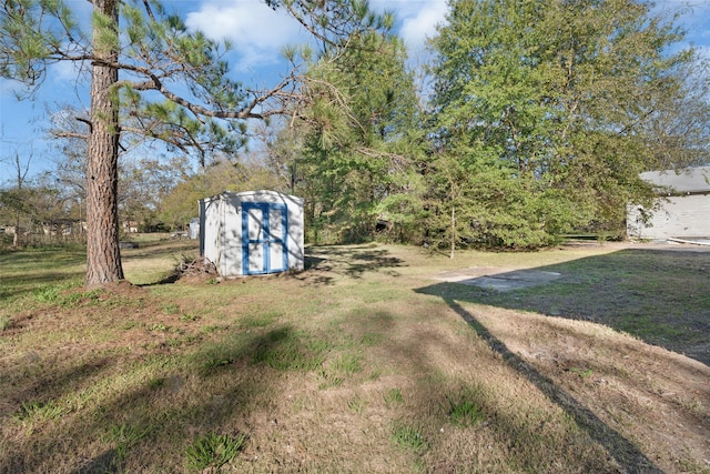 view of yard with a storage shed