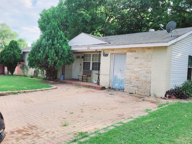 ranch-style home featuring a front yard