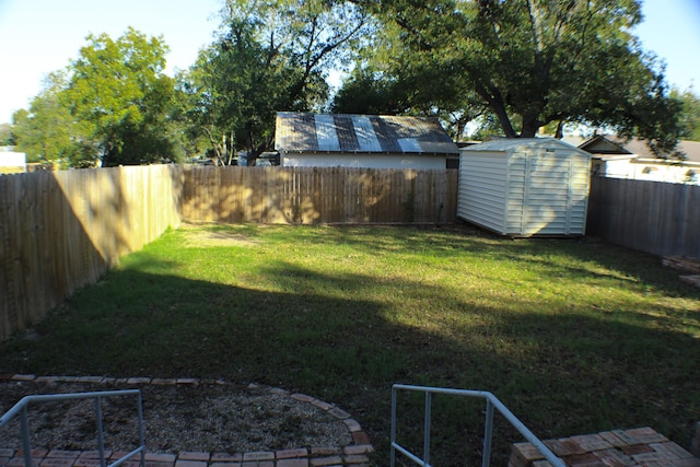 view of yard with a storage unit