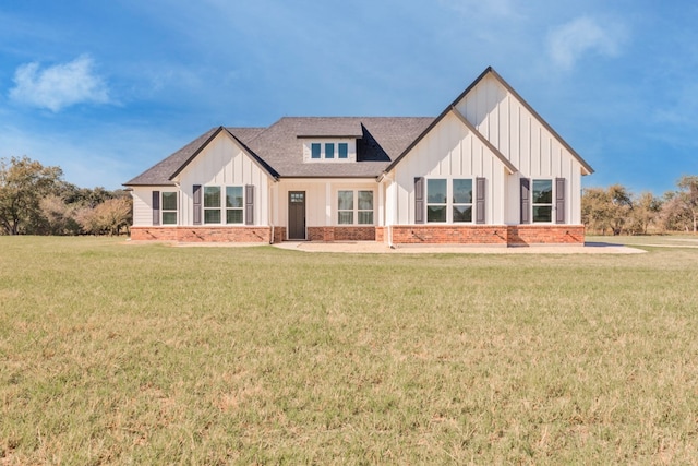 view of front of house with a front lawn