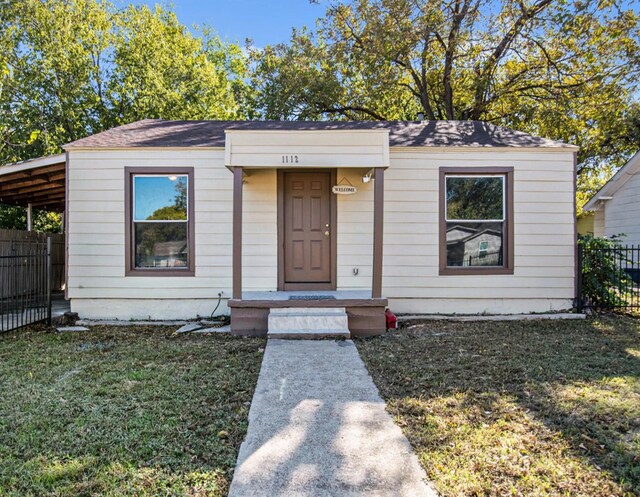 view of front of property featuring a front yard