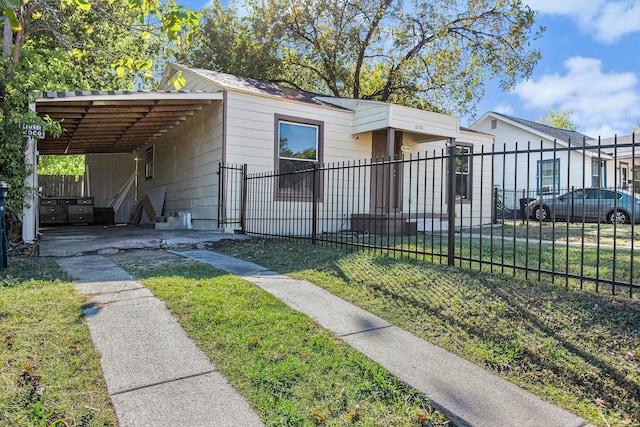 view of front of property featuring a front yard and a carport