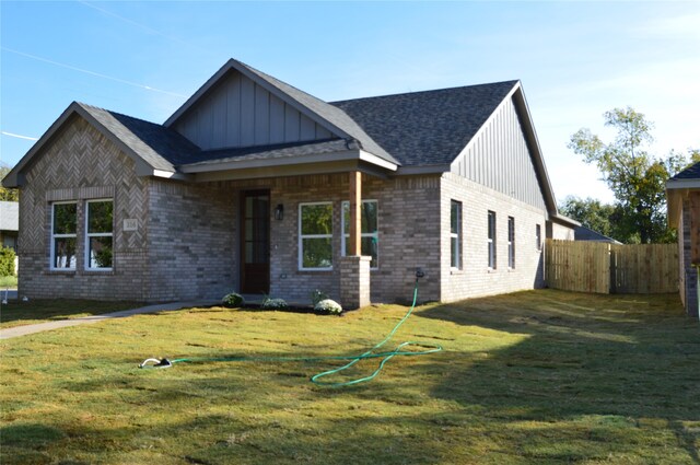 view of front of home featuring a front lawn