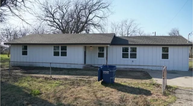 view of front of property with a front lawn