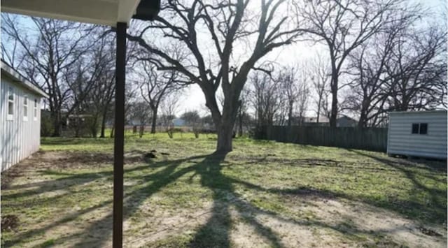 view of yard featuring a storage shed