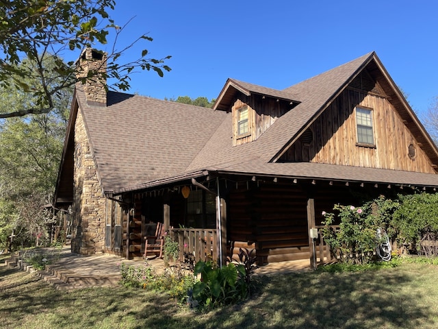 view of front of house with a front lawn