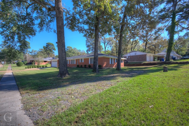 view of front facade featuring a front lawn