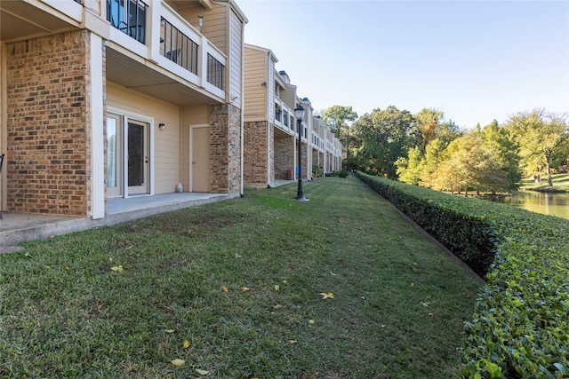 view of yard featuring a balcony